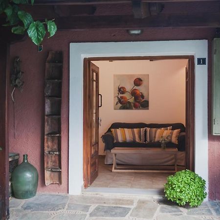 Small Guesthouse In The Garden อมารินโธส ภายนอก รูปภาพ