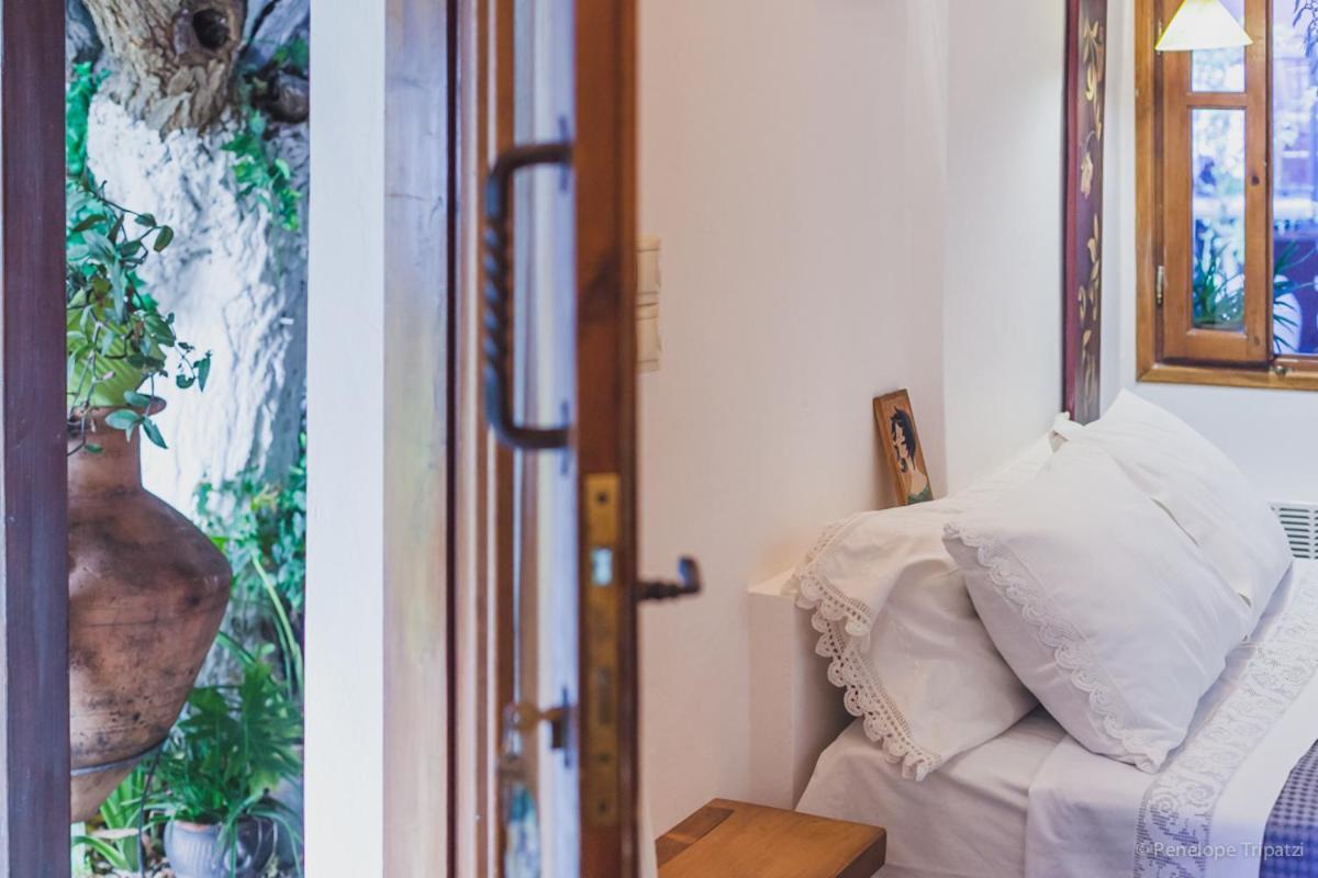 Small Guesthouse In The Garden อมารินโธส ภายนอก รูปภาพ
